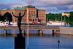 Gros plan d'une statue avec un musée dans le fond, National Museum, Stockholm, Suède