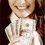 Nahaufnahme der geschäftsfrau holding Dollarnoten und Lächeln