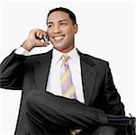 Gros plan d'un homme d'affaires parlant sur un téléphone mobile