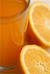 Gros plan du jus d'orange avec deux rondelles d'orange