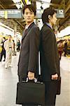 Seitenprofil zwei Geschäftsleute stehen Rücken an Rücken in einer u-Bahnstation
