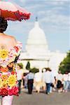 Vue arrière d'une personne dans un costume de fleur à une parade gay