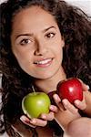 Porträt einer jungen Frau hält zwei Äpfel