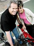 Portrait d'un couple mature avec vélos et souriant