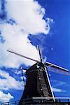 Vue d'angle faible d'un moulin à vent traditionnel, Amsterdam, Pays-Bas