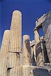 Flachwinkelansicht der Spalten in einer alten Ruine, Parthenon, Athen, Griechenland