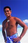 Portrait d'un jeune homme debout avec les bras sur les hanches, Hawaii, USA