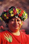 Porträt einer Frau mittleren Alters tragen ein Lorbeer Kranz, Hawaii, USA