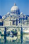 Bogenbrücke über einen Fluss vor einer Basilika, St. Peter's Basilica, Vatikanstadt