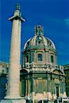 Flachwinkelansicht einer Spalte vor einer Kathedrale, die Trajanssäule, Rom, Italien