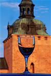 Gros plan d'un verre de cristal avec un château à l'arrière-plan, le château de Kalmar, Smaland, Suède