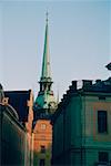 Vue faible angle de la flèche d'une église, Stockholm, Suède