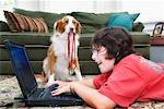 Junge mit Laptop Hund ignorieren