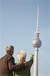 Touristes cherchant à la Fernsehturm, Berlin, Allemagne