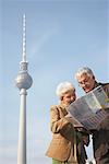 Touristes en regardant la carte en face de la Fernsehturm, Berlin, Allemagne