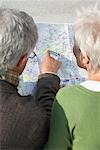 Couple d'âge mûr en regardant la carte de la ville