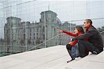 Couple à la recherche au Reichstag, Berlin, Allemagne