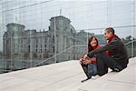 Couple assis sur les marches près du Reichstag, Berlin, Allemagne