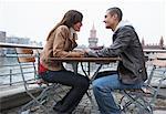 Couple au café en plein air, Berlin, Allemagne