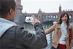 Homme qui prend des photos de femme, Berlin, Allemagne