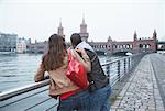 Couple regardant Oberbaumbrucke pont de la rivière Spree, Berlin, Allemagne