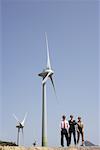 Gens d'affaires de ferme éolienne