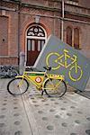 Moto garée par vélo signe, Amsterdam, Pays-Bas