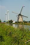 Traditionelle Windmühle und Turbinen-Niederlande