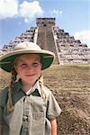 Porträt des Mädchens vor Ruinen, Chichenitza, Mexiko