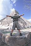 Jeune fille debout sur les ruines de Chichenitza, Mexique