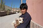 Garçon avec bébé chèvre, Purmamarca, Province de Jujuy, Argentine