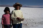 Mère et fille vendant Stone sculptures, Salinas Grandes, Province de Jujuy, Argentine