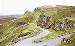 Route du côté de la falaise, île de Skye, en Ecosse