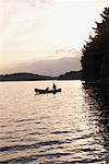 Mensch und Hund im Kanu, Three-Mile-See, Muskoka, Ontario, Kanada