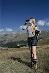 Frau im Freien mit Fernglas, Abruzzen, Italien