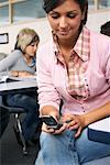 Étudiant à l'aide de téléphone portable dans la salle de classe