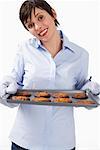 Portrait de femme tenant des Cookies