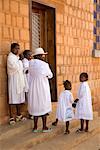 Frau und Mädchen außerhalb der Kirche, Soatanana, Madagaskar