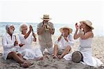 Menschen spielen Musik am Strand