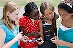 Filles en regardant les téléphones mobiles