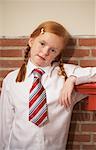 Portrait de jeune fille de porter l'uniforme scolaire