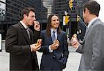 Hommes d'affaires, manger des hot-dogs