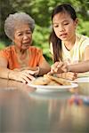 Grand-mère et petite-fille partage assiette de Cookies