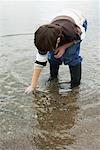 Jungen spielen am Strand