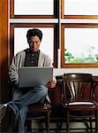 Homme avec ordinateur portable en l'espace d'attente