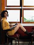 Frau am Fenster mit Laptop-Computer