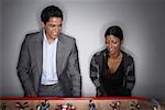 Homme et femme jouant au Soccer de Table