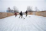 Kinder spielen Eishockey