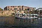Tourboat auf Nil, außerhalb das Old Cataract Hotel, Aswan, Ägypten