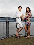 Paar steht auf Deck von Ocean Wein trinken